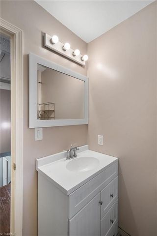 1725 Abbottsford Drive, Kernersville, NC 27284