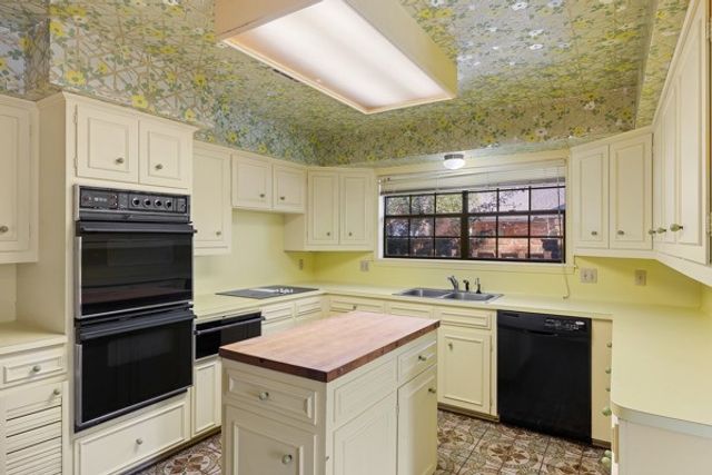 1214 Brook Hollow Court, Bryan, TX 77802