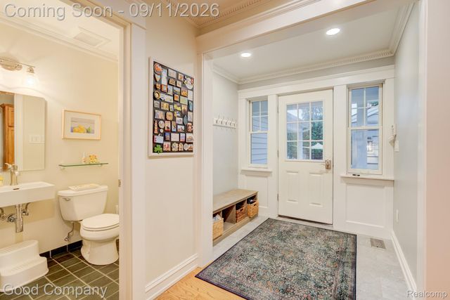 203 Aqua Court, Royal Oak, MI 48073