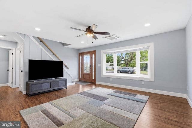 31 VERMILLION LN, Levittown, PA 19054