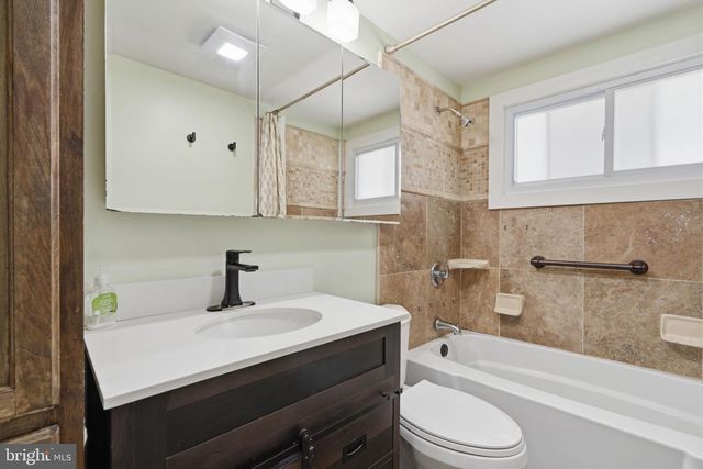 31 VERMILLION LN, Levittown, PA 19054