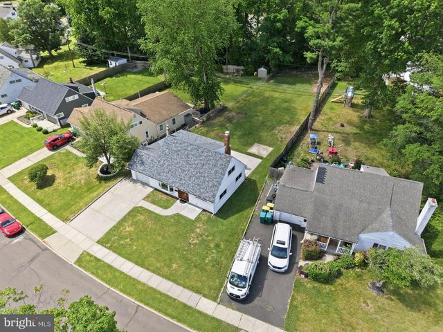 31 VERMILLION LN, Levittown, PA 19054