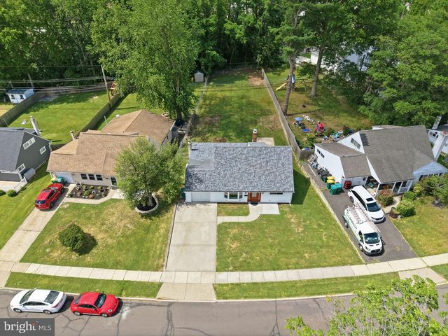 31 VERMILLION LN, Levittown, PA 19054