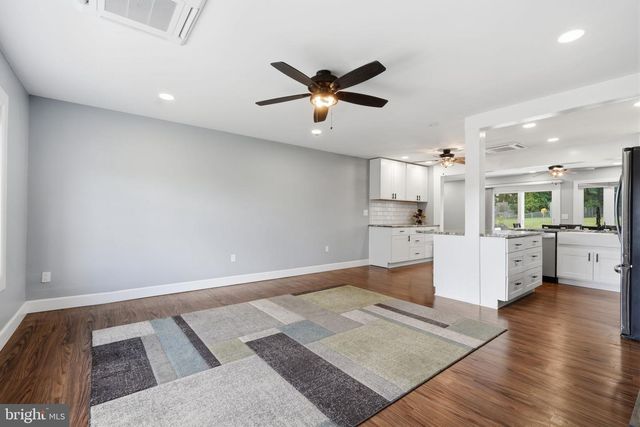 31 VERMILLION LN, Levittown, PA 19054