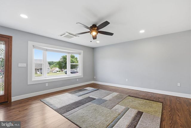 31 VERMILLION LN, Levittown, PA 19054