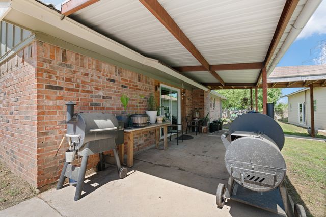 811 Ridgeway Road, Joshua, TX 76058