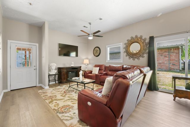 811 Ridgeway Road, Joshua, TX 76058