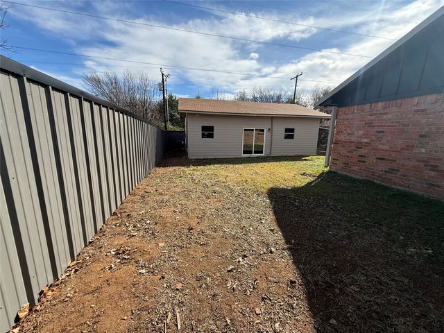 811 Ridgeway Road, Joshua, TX 76058