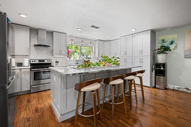 811 Ridgeway Road, Joshua, TX 76058
