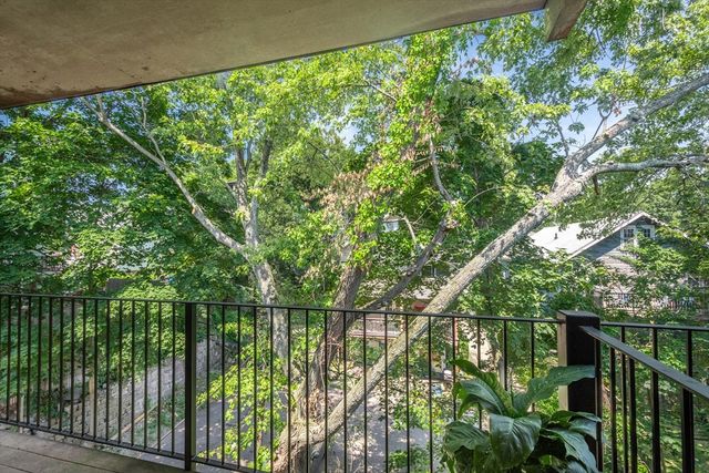 10 Coffey St 25, Boston, MA 02122