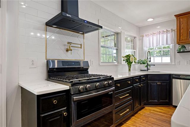 302 Lakeview Lane, Hiram, GA 30141