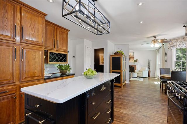 302 Lakeview Lane, Hiram, GA 30141
