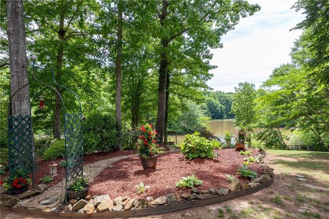 302 Lakeview Lane, Hiram, GA 30141