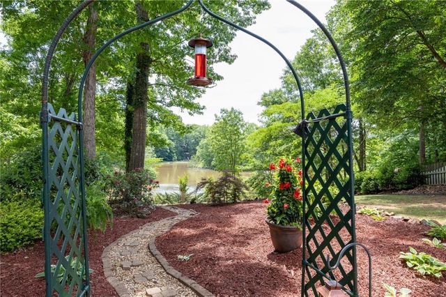 302 Lakeview Lane, Hiram, GA 30141
