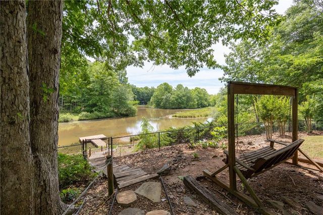 302 Lakeview Lane, Hiram, GA 30141