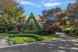 49016 Pointe Lakeview Drive, Chesterfield, MI 48047