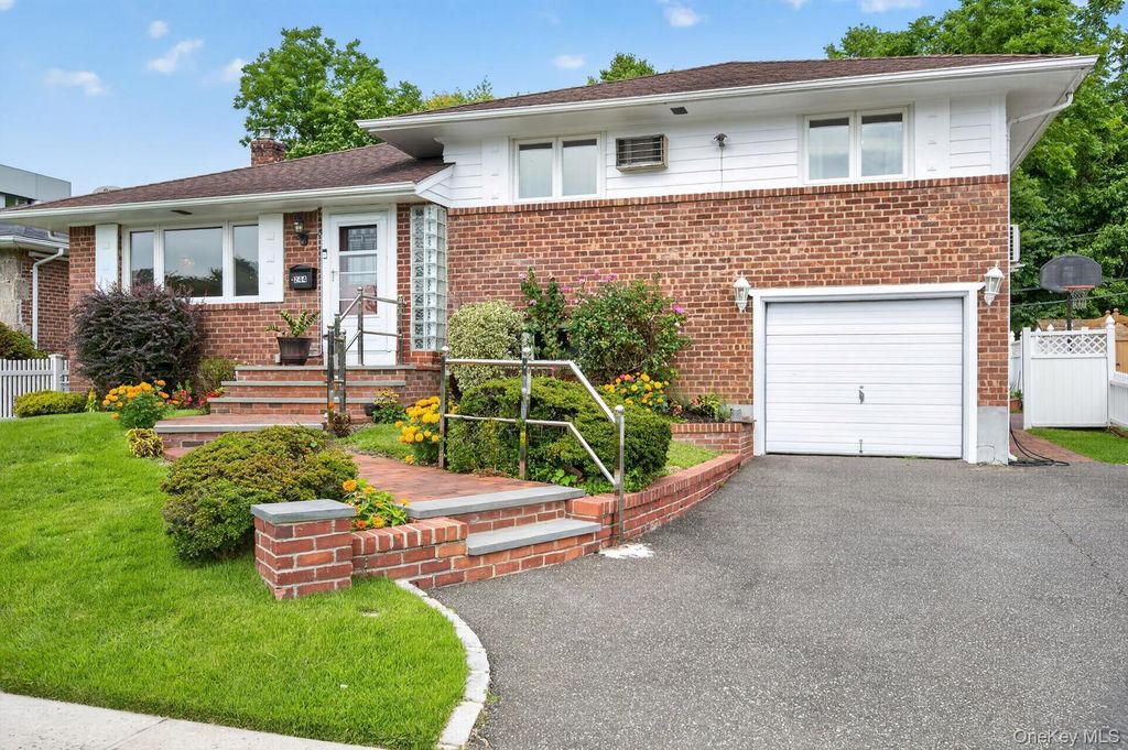 244 Halsey Avenue, Jericho, NY 11753 — photo 2
