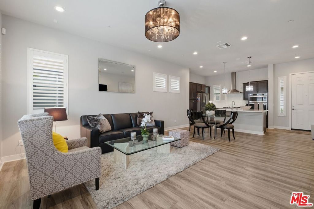 547 Daniel Freeman Circle, Inglewood, CA 90301 — photo 2