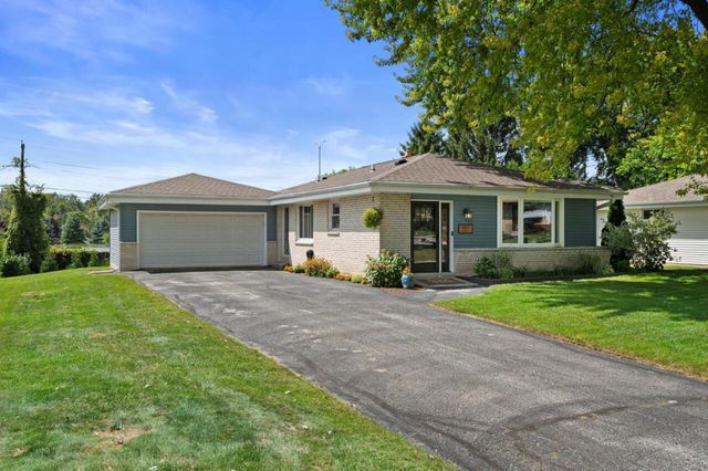 N94W16667 Cumberland ROAD, Menomonee Falls, WI 53051