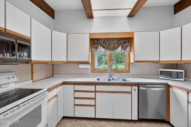 323 Oakridge Drive, Rotterdam, NY 12306