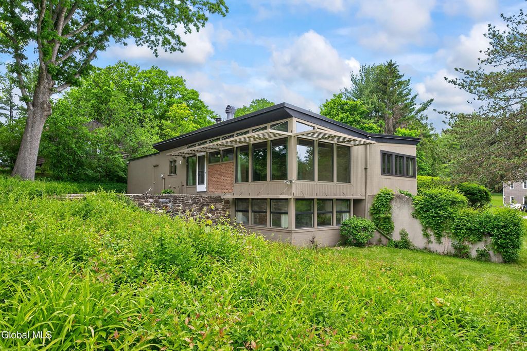 323 Oakridge Drive, Rotterdam, NY 12306