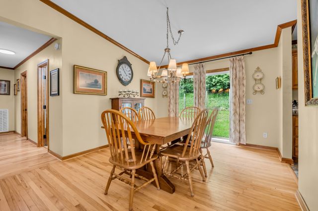 593 Rogues Fork Rd, Bethpage, TN 37022