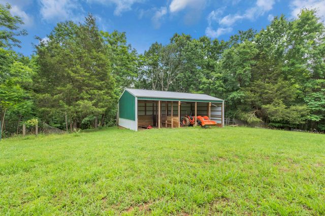593 Rogues Fork Rd, Bethpage, TN 37022