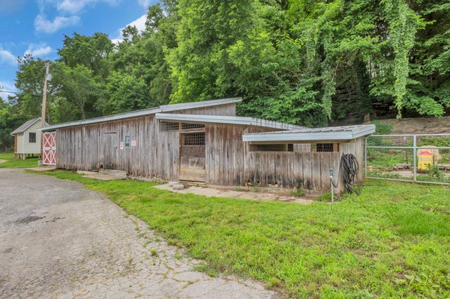 593 Rogues Fork Rd, Bethpage, TN 37022