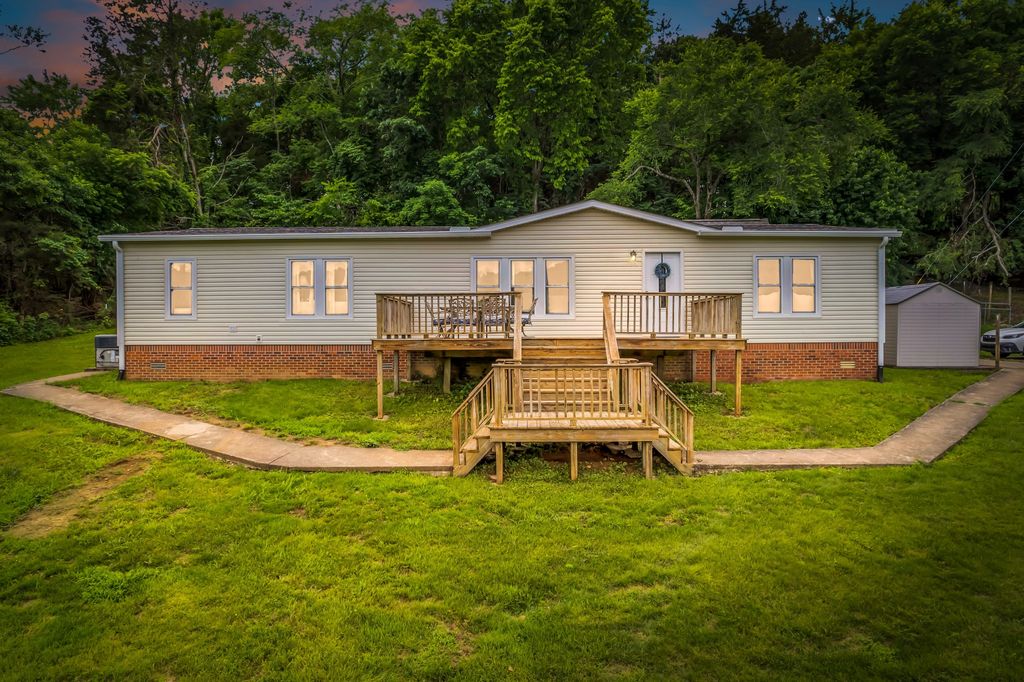 593 Rogues Fork Rd, Bethpage, TN 37022