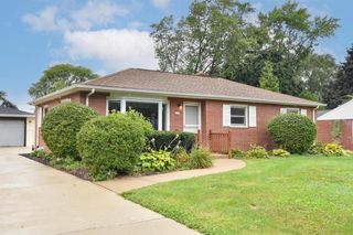 8935 N Navajo ROAD, Bayside, WI 53217