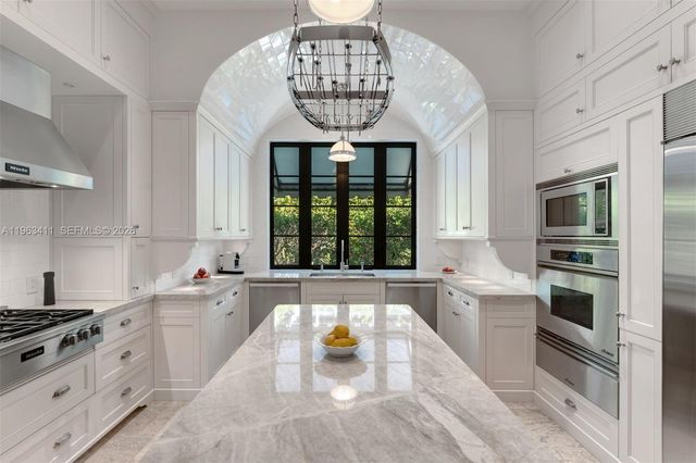 465 HAMPTON LN, Key Biscayne, FL 33149