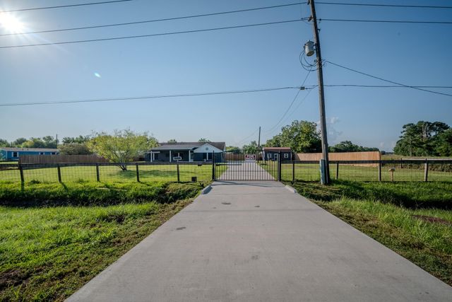 1102 Crosby Dayton Road, Crosby, TX 77532