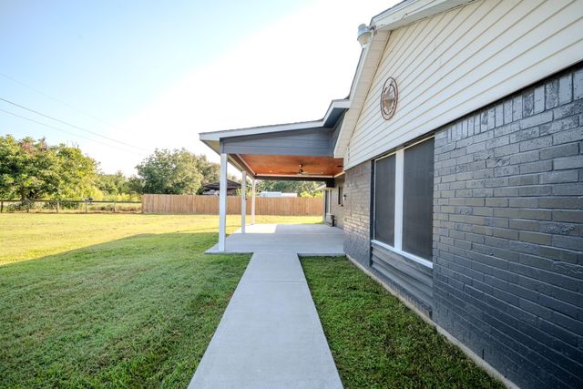 1102 Crosby Dayton Road, Crosby, TX 77532