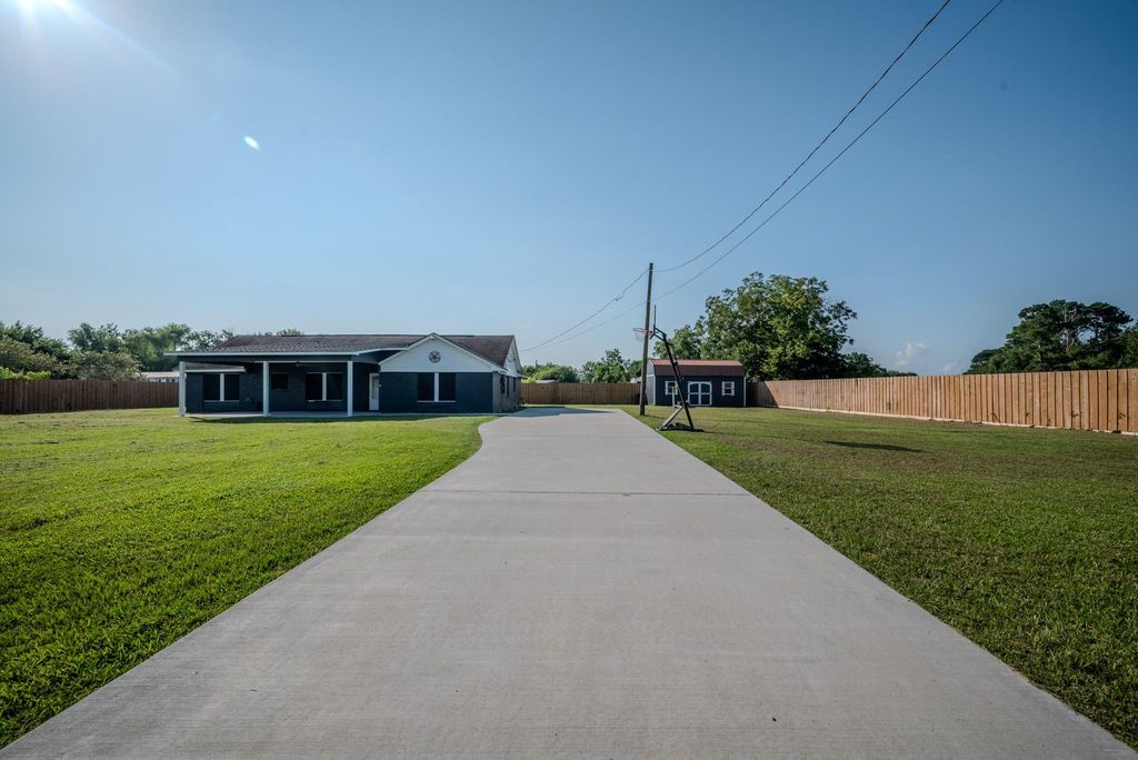 1102 Crosby Dayton Road, Crosby, TX 77532