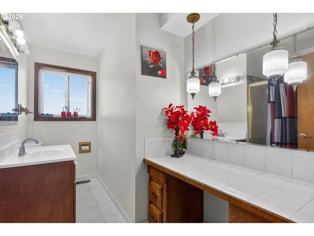 3332 Ne 132ND Ave, Portland, OR 97230