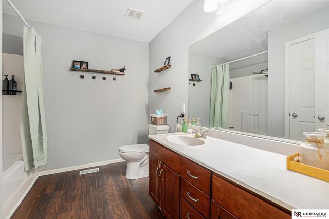 3864 S 190th Street, Omaha, NE 68130