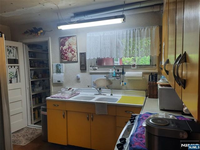 307 Phelps Avenue, Bergenfield, NJ 07621