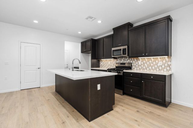 881 E Ahronian Avenue, Fowler, CA 93625