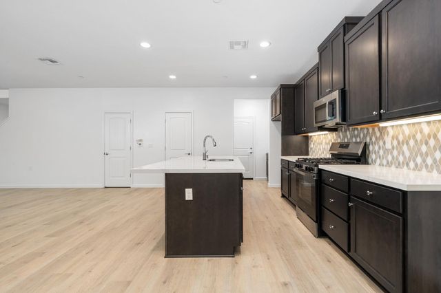 881 E Ahronian Avenue, Fowler, CA 93625