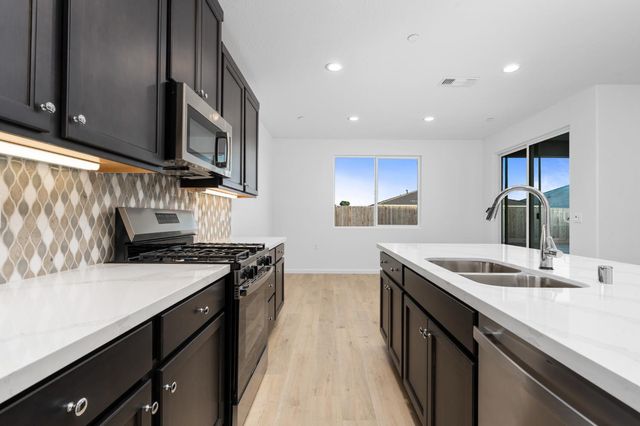 881 E Ahronian Avenue, Fowler, CA 93625