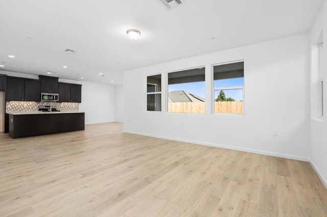881 E Ahronian Avenue, Fowler, CA 93625