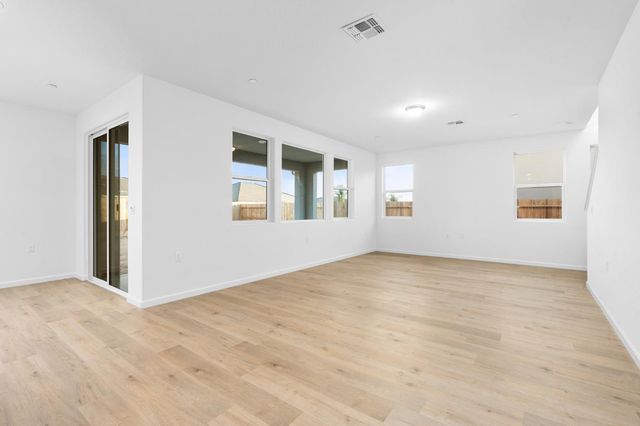 881 E Ahronian Avenue, Fowler, CA 93625