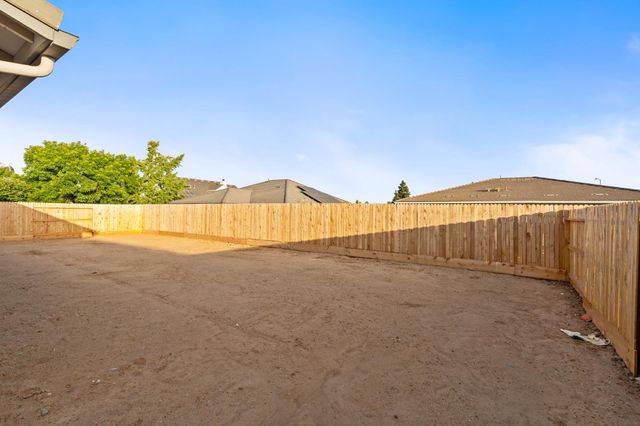 881 E Ahronian Avenue, Fowler, CA 93625