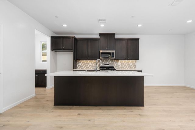 881 E Ahronian Avenue, Fowler, CA 93625