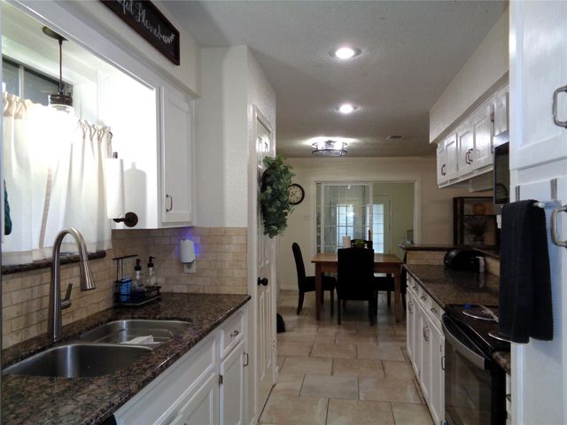 2502 20th Street N, Texas City, TX 77590