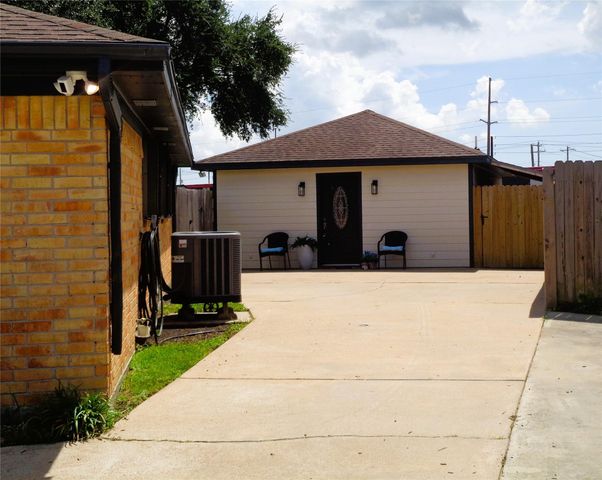 2502 20th Street N, Texas City, TX 77590