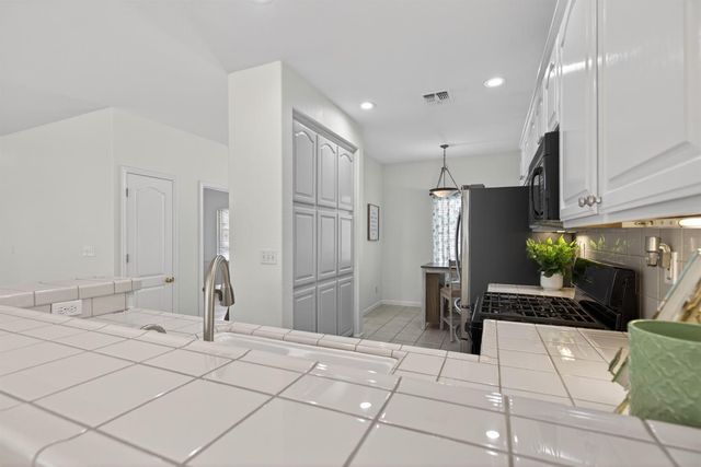 284 Marsalla Dr, Folsom, CA 95630