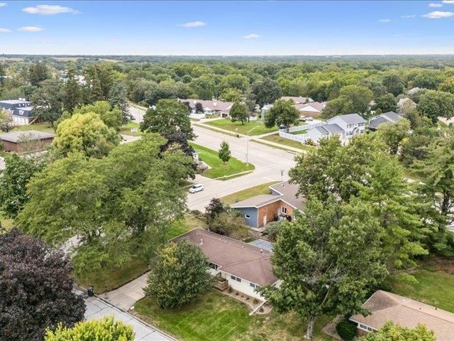 1911 Crescent Drive, Cedar Falls, IA 50613