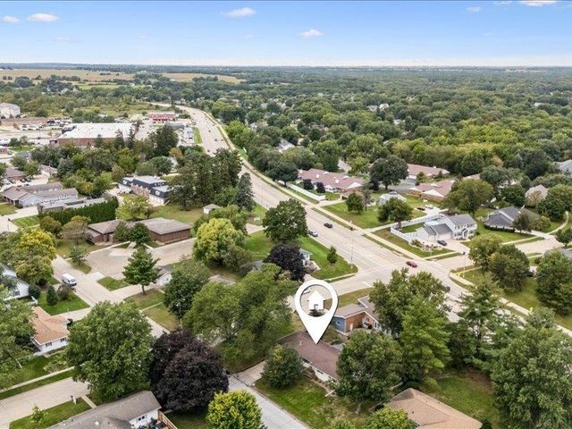 1911 Crescent Drive, Cedar Falls, IA 50613