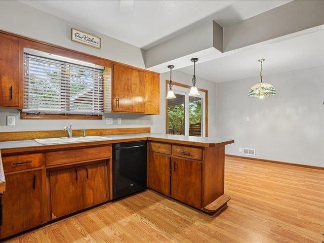 1911 Crescent Drive, Cedar Falls, IA 50613